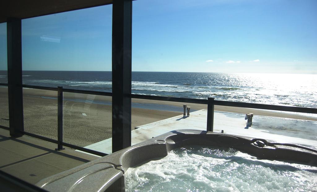 Beachfront Manor Hotel Lincoln City Bagian luar foto