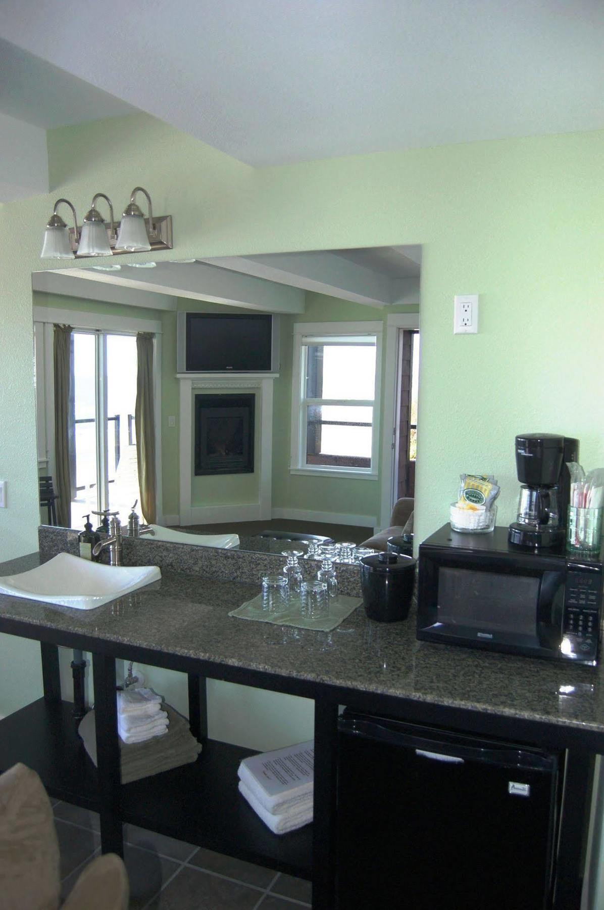 Beachfront Manor Hotel Lincoln City Bagian luar foto